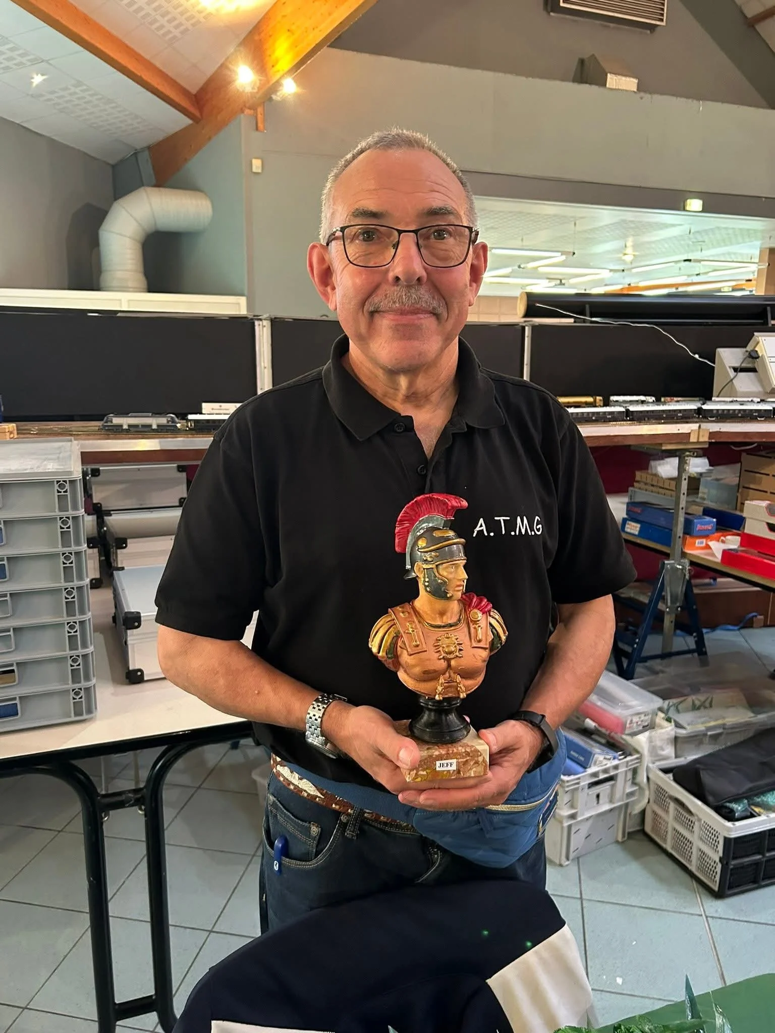 René et sa figurine Jeff qui se reconnaitra 